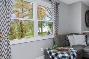 Smart TV, fireplace, books, stereo