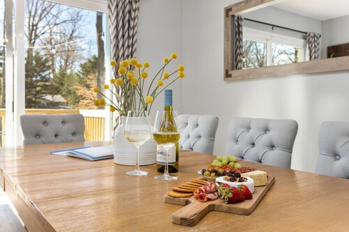 Luxury Annapolis Oasis:  Hot Tub, Fire Pit, Fully Fenced, Pet Friendly 