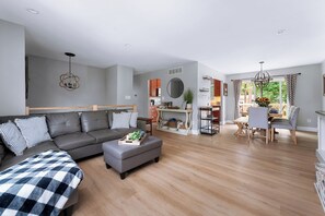 Smart TV, fireplace, books, stereo