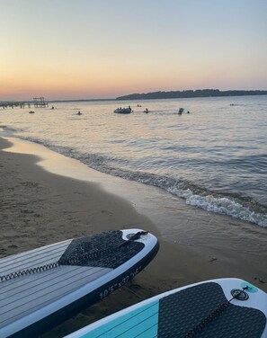靠近海滩、沙滩椅、沙滩毛巾