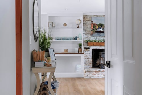 Luxury Annapolis Oasis:  Hot Tub, Fire Pit, Fully Fenced, Pet Friendly 