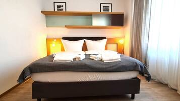 Minibar, Zimmersafe, Schreibtisch, Verdunkelungsvorhänge