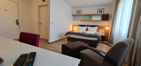 Deluxe-huone | Minibaari, tallelokero huoneessa, työpöytä, pimennysverhot