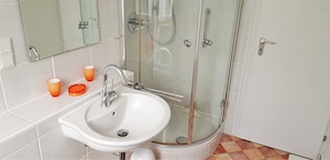 Regadera, toallas, papel de baño