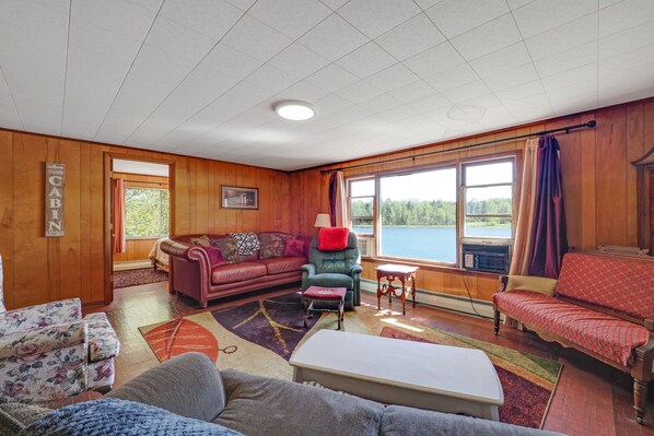 House, 4 Bedrooms | Living room