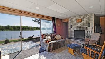 House, 4 Bedrooms | Living room