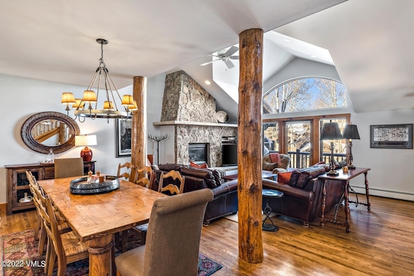 Casa de ciudad, 4 habitaciones | Cocina privada | Refrigerador, horno, parrilla de estufa y cafetera y tetera 