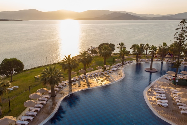 Piscine extérieure (ouverte en saison), parasols de plage