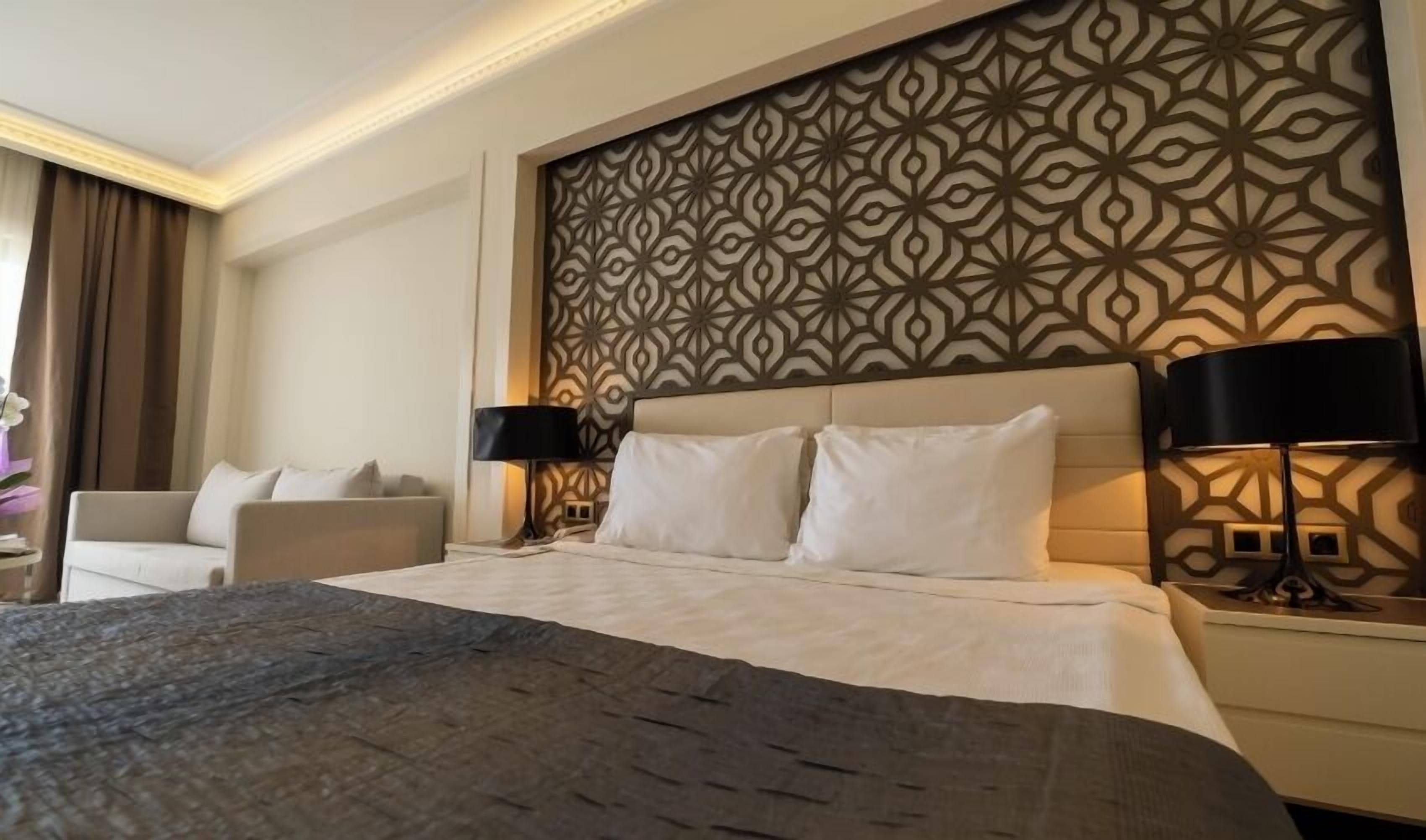 Premium bedding, minibar (free items), in-room safe, WiFi (free)