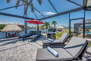 Terrace/patio - Villa Carpe Diem - large infinity pool, great boating location, tiki & kayaks (Cape Coral)
