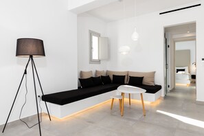 Suite – deluxe (Heated Swimming Pool) | Oppholdsområde | En 42-tommers Flatskjerm-TV med Parabol-TV samt TV