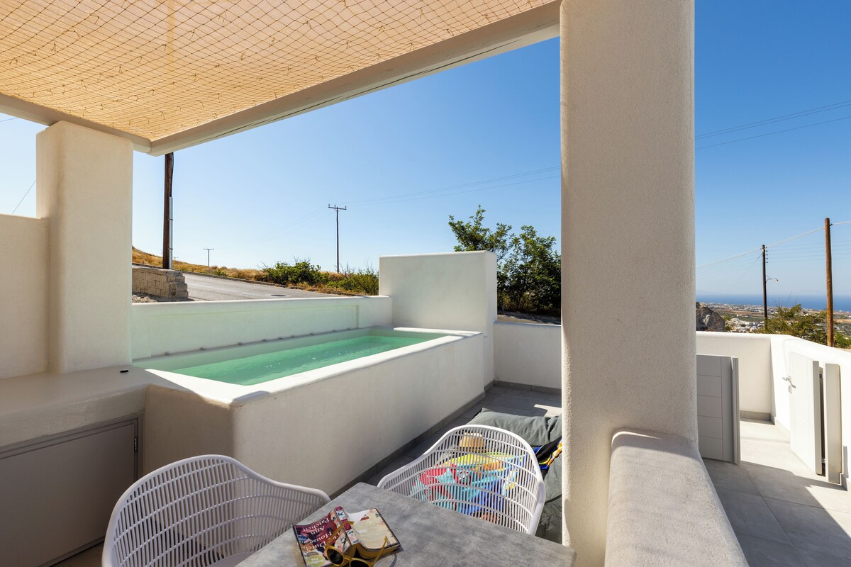 Una terraza en la azotea con piscina, zona de estar y vistas despejadas del paisaje.