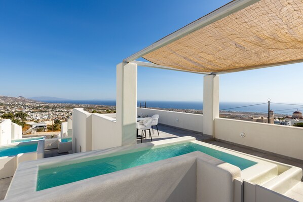 ملاءات للفراش لا تسبب الحساسية وميني بار وخزنة داخل الغرفة ومكتب