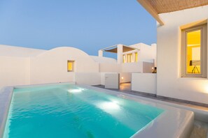 Svit Executive (Heated Swimming Pool) | Allergitestade sängkläder, minibar och värdeförvaringsskåp på rummet