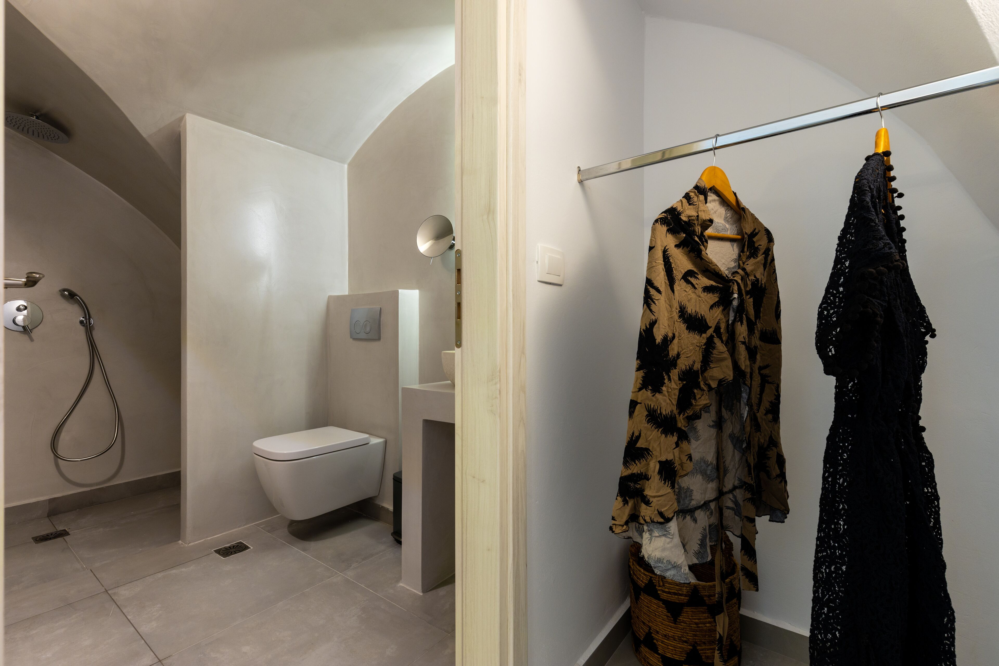 Une salle de bain équipée de toilettes, d’une douche et d’un porte-serviettes avec deux serviettes.
