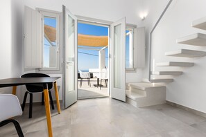 ファミリー スイート 2 ベッドルーム (Outdoor Hot Tub) | リビング エリア | 42 インチの薄型テレビ (衛星放送視聴可)、テレビ