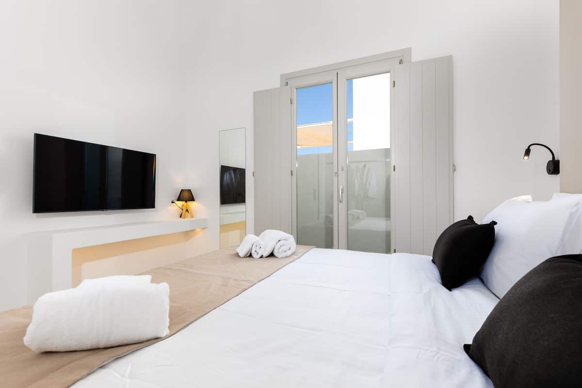 Family Room, 2 Bedrooms (Outdoor Hot Tub) | 2 bedrooms, hypo-allergenic bedding, minibar, in-room safe