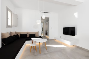 Executive-Suite (Heated Swimming Pool) | Wohnbereich | 42-Zoll-Flachbildfernseher mit Satellitenempfang, Fernseher