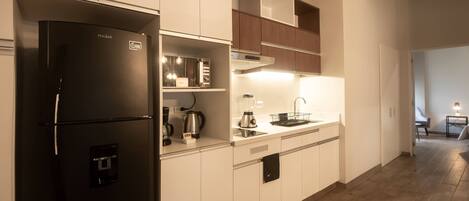 Kühlschrank, Mikrowelle, Herdplatte, Wasserkocher mit Kaffee-/Teezubehör