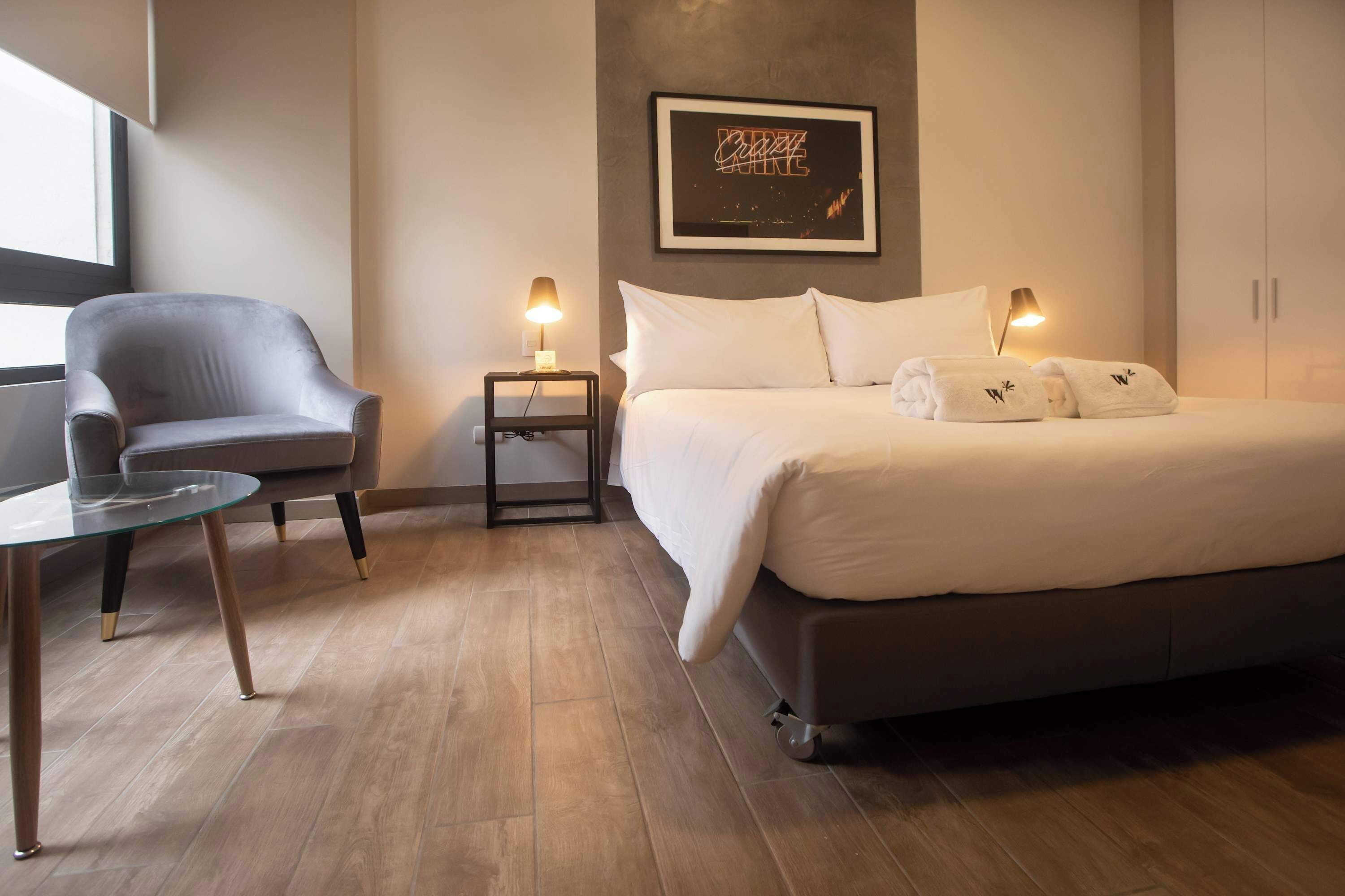 2 habitaciones, escritorio, tabla de planchar con plancha y wifi 