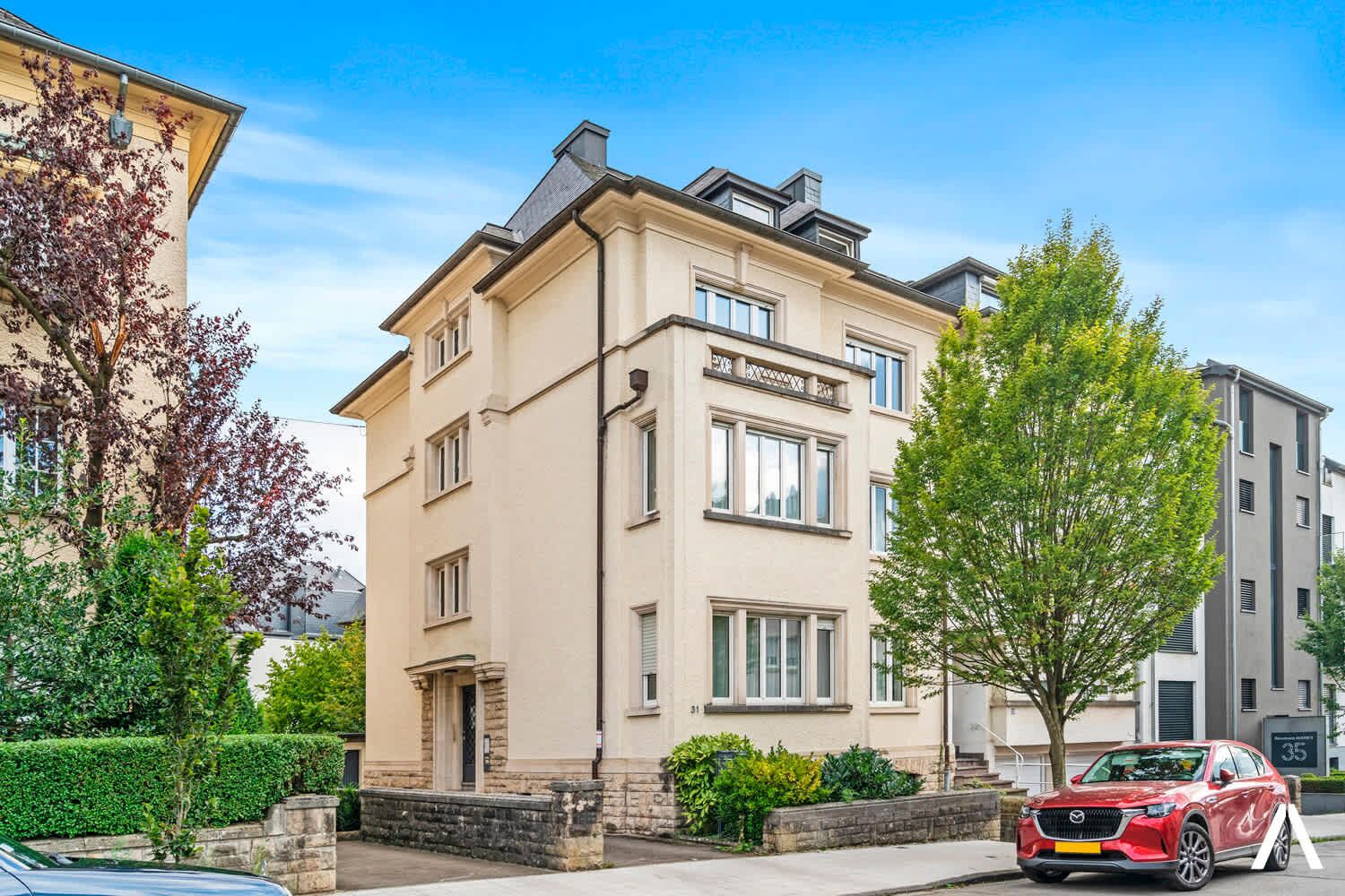 Charming residential building in a peaceful Hollerich neighborhood. A quiet and convenient location with easy access to transport, cafes, parks, and the city center.