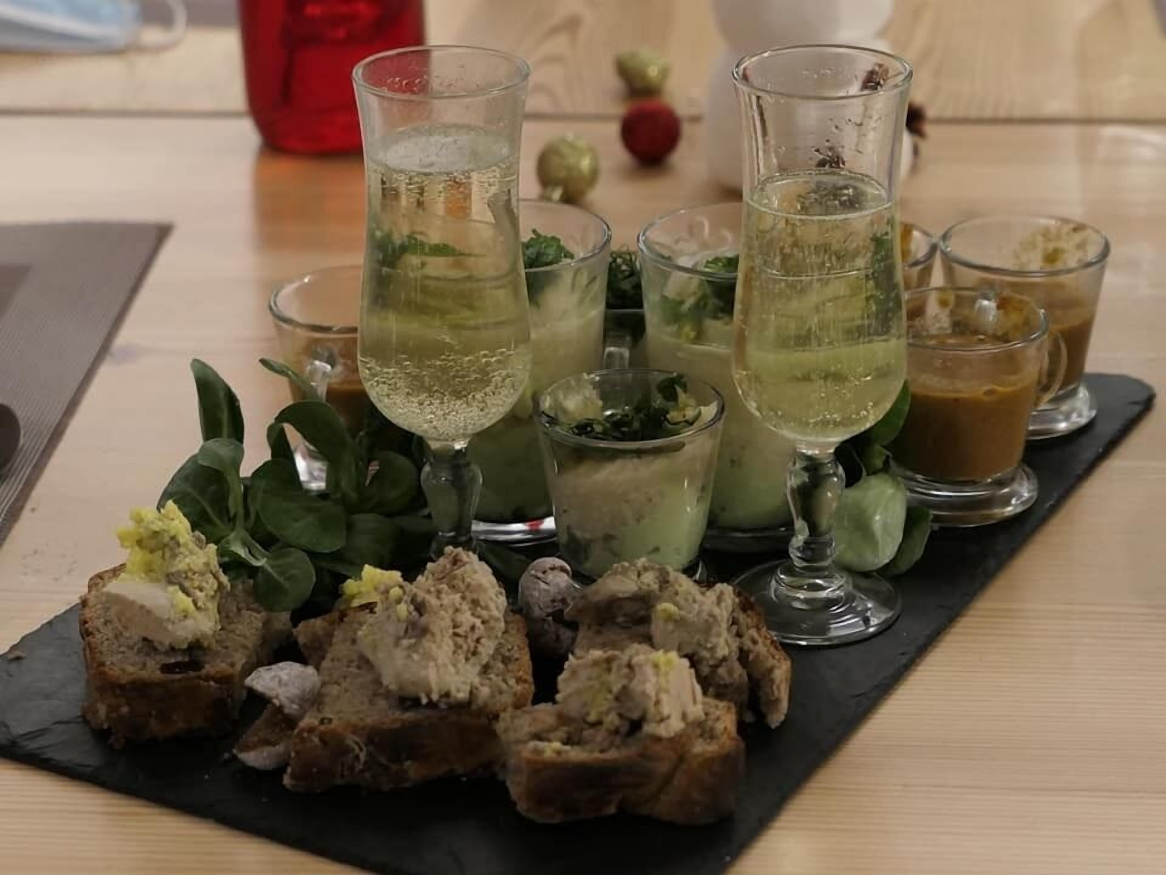 Una mesa con diversas bebidas, como cócteles y café, además de rebanadas de pan con diferentes untables.