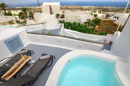 Suíte com design assinado, banheira de imersão, vista para o mar | Terraço/pátio. Sunborn Oia Suites