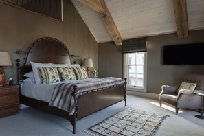 1 habitación, tabla de planchar con plancha y cuna de viaje