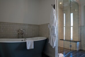 Badekar, hårføner, håndklær og såpe