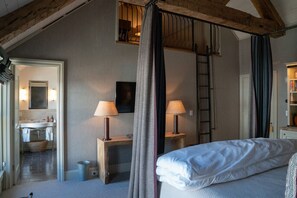 1 bedroom, iron/ironing board, travel cot, free WiFi