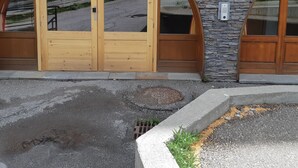 A wooden arched entrance with a sign above reading "L'écrin des neiges". - L' IDEAL at Ecrin des Neiges. (Vars)