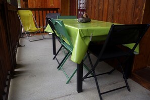 Outdoor dining - L' IDEAL at Ecrin des Neiges. (Vars)