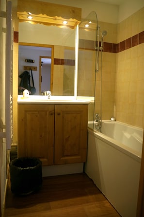 Bathtub, hair dryer, towels, toilet paper - L' IDEAL at Ecrin des Neiges. (Vars)