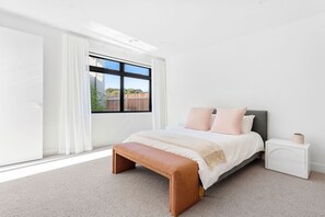 4 bedrooms, WiFi, bed sheets - Quietly positioned close Sorrento village and beach - (sleeps 10) (Sorrento)