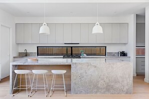 Frigorífico, microondas, cafetera o tetera y tostadora