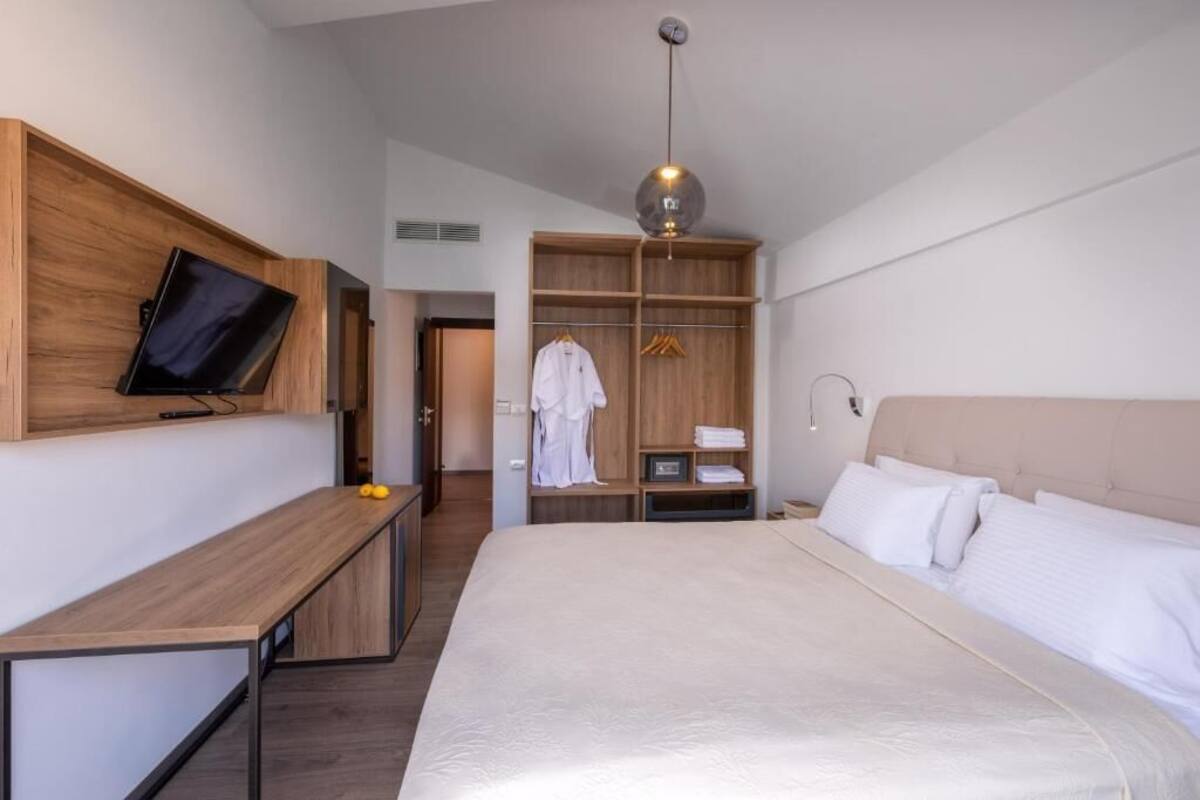 Chambre Double, vue partielle sur la mer