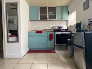 Frigorifero, microonde, forno, piano cottura