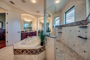 Badewanne, Haartrockner, Handtücher, Seife