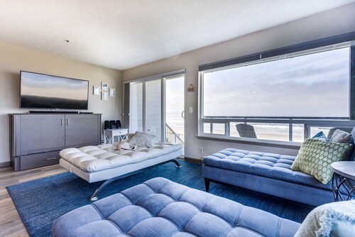 Ocean Front Condo, View of Lighthouse, Walk to Everything, Nye Beach!