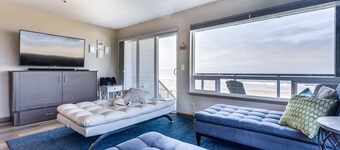 Ocean Front Condo, View of Lighthouse, Walk to Everything, Nye Beach!