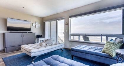 Ocean Front Condo, View of Lighthouse, Walk to Everything, Nye Beach!