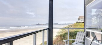 Ocean Front Condo, View of Lighthouse, Walk to Everything, Nye Beach!