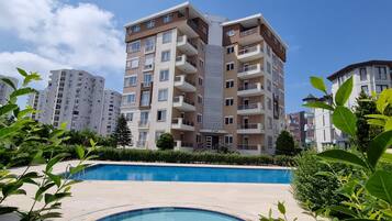 Una piscina al aire libre de temporada