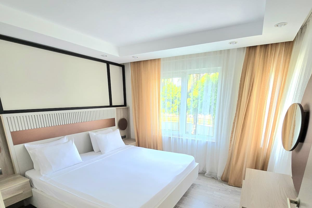 1 bedroom, Egyptian cotton sheets, premium bedding, memory-foam beds