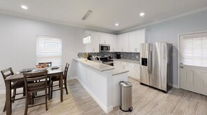 Fridge, microwave, oven, stovetop - 2 bedroom w/ upstairs balcony attached to master (Houston)