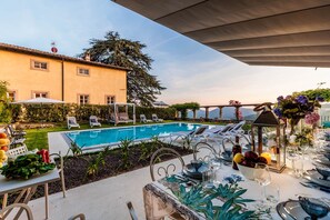 Outdoor dining - VILLA BORBONE in Pieve Santo Stefano, a Luxury Renaissance Panoramic 9 Bedrooms Retreat Villa with Private Pool (Lucca)