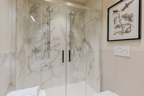 Dusche, Haartrockner, Bidet, Handtücher