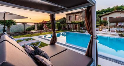 VILLA BORBONE in Pieve Santo Stefano, a Luxury Renaissance Panoramic 9 Bedrooms Retreat Villa with Private Pool