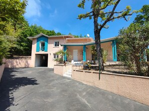 المنشأة من الخارج