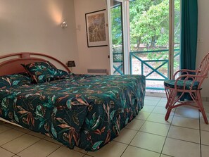 4 عدّة غرف نوم ومكتب ومكواة/لوح كي وسرير سفر